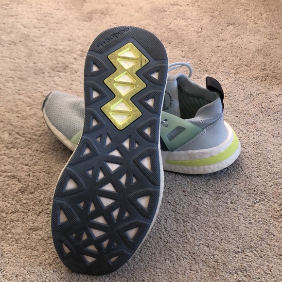 Adidas Womens Ultra Boost Sneaker size 7. - Picture 2 of 4